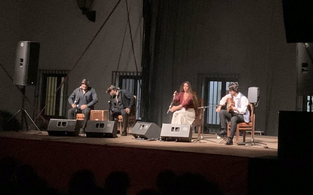 Sandra Carrasco rinde homenaje a La Niña de los Peines con su nueva sevillana «Adiós Pastora»