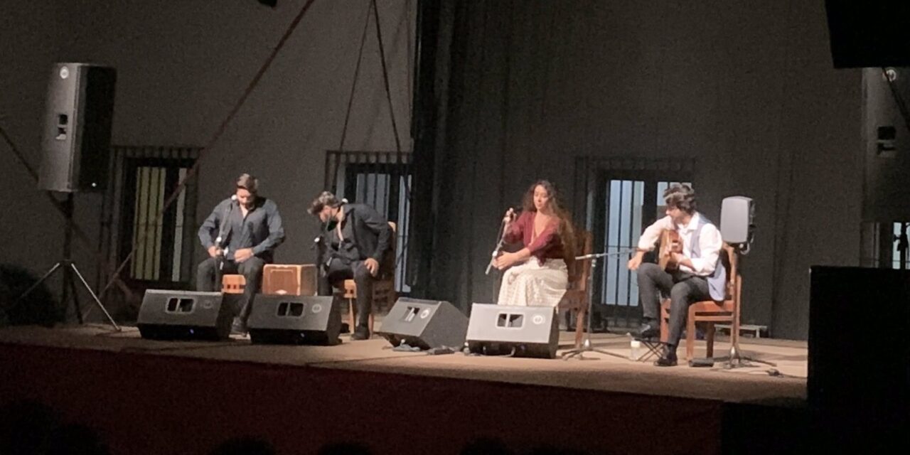 Sandra Carrasco rinde homenaje a La Niña de los Peines con su nueva sevillana «Adiós Pastora»